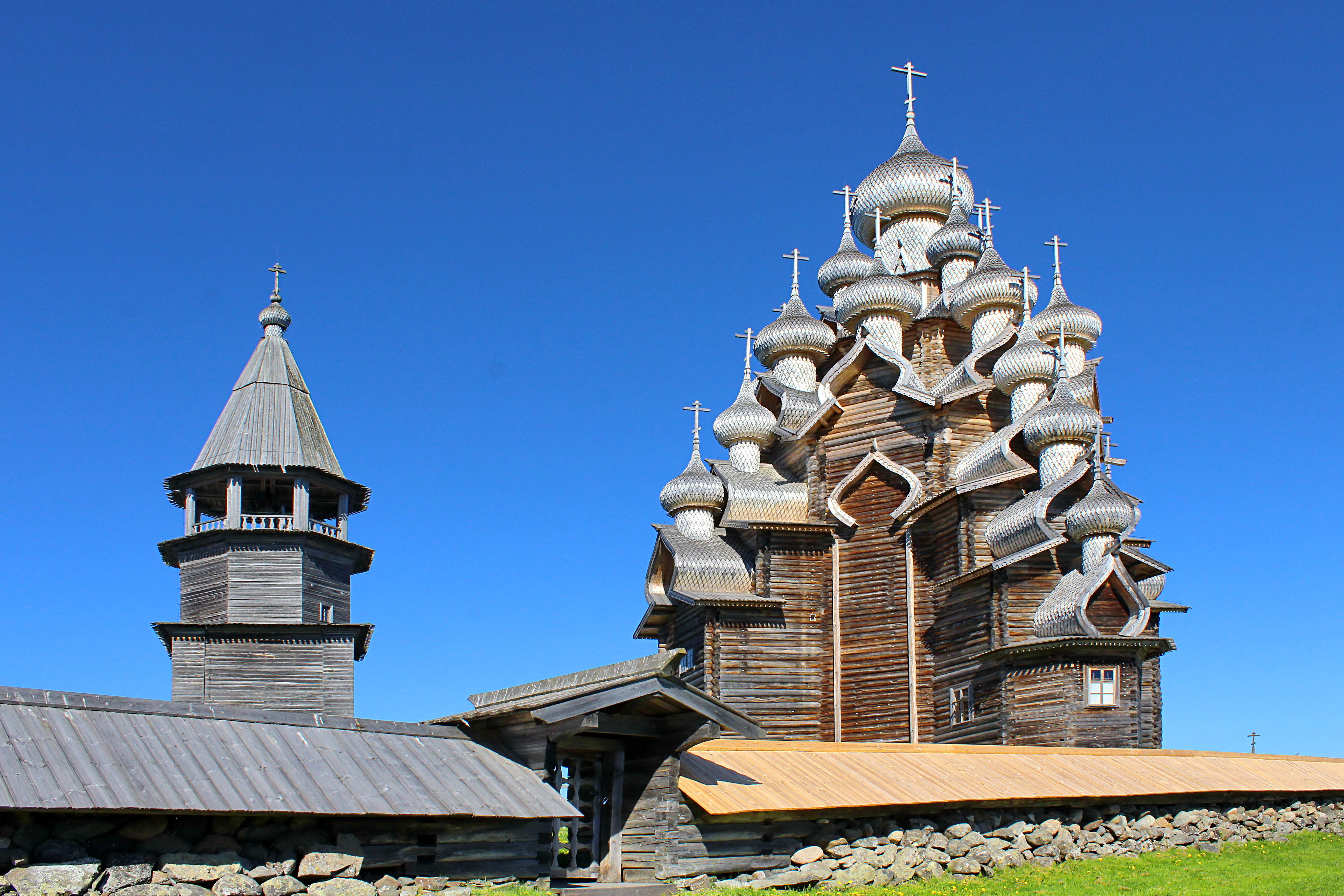 Церкви и колокольня на острове кижи. Колокольня Кижи. Шатровая колокольня Кижи. Колокольня Кижского погоста. Кижи Церковь Преображения Господня.