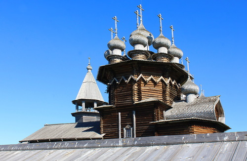 колокольня и церковь Кижского  погоста.
