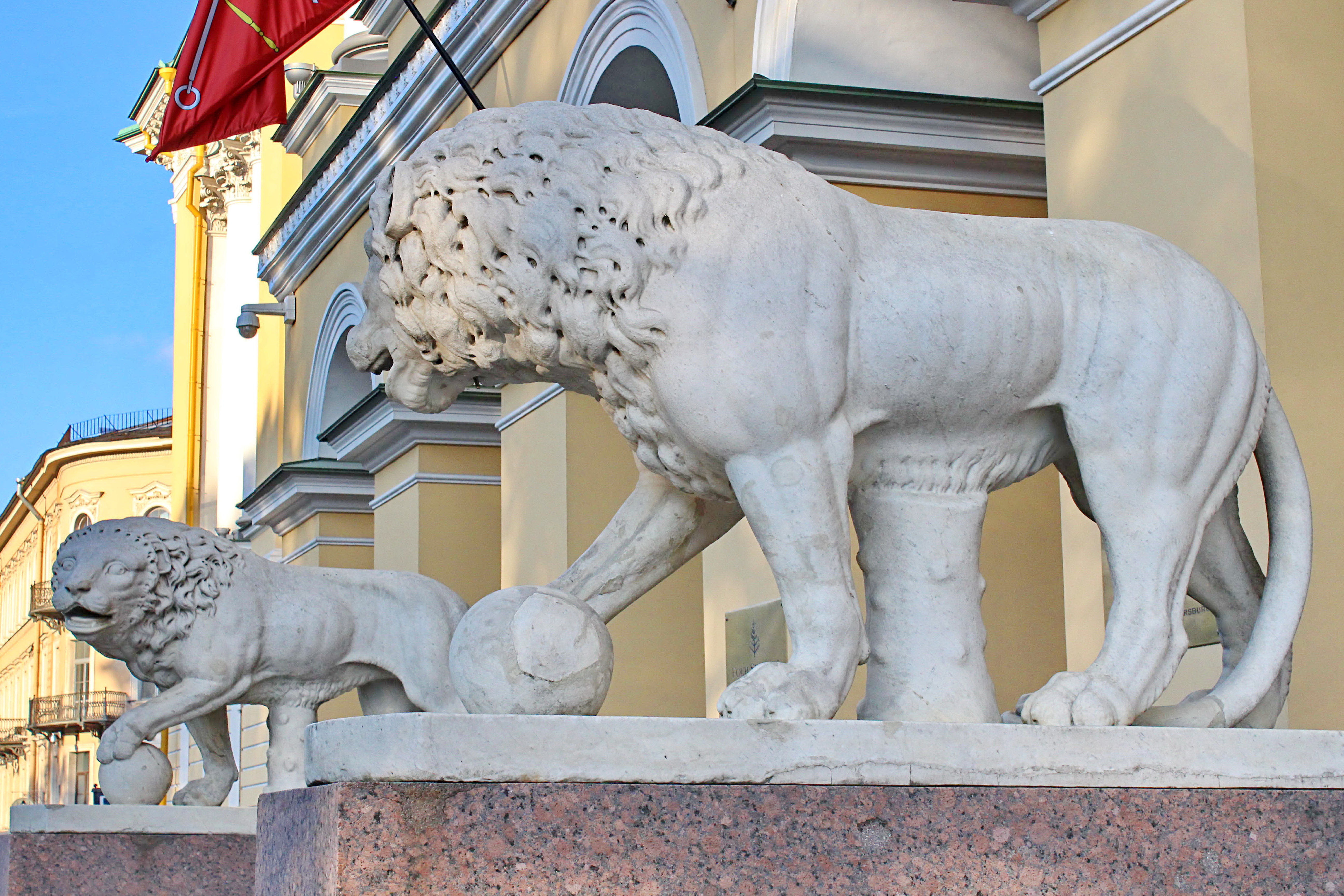 Львы на Дворцовой Пристани Адмиралтейской набережной