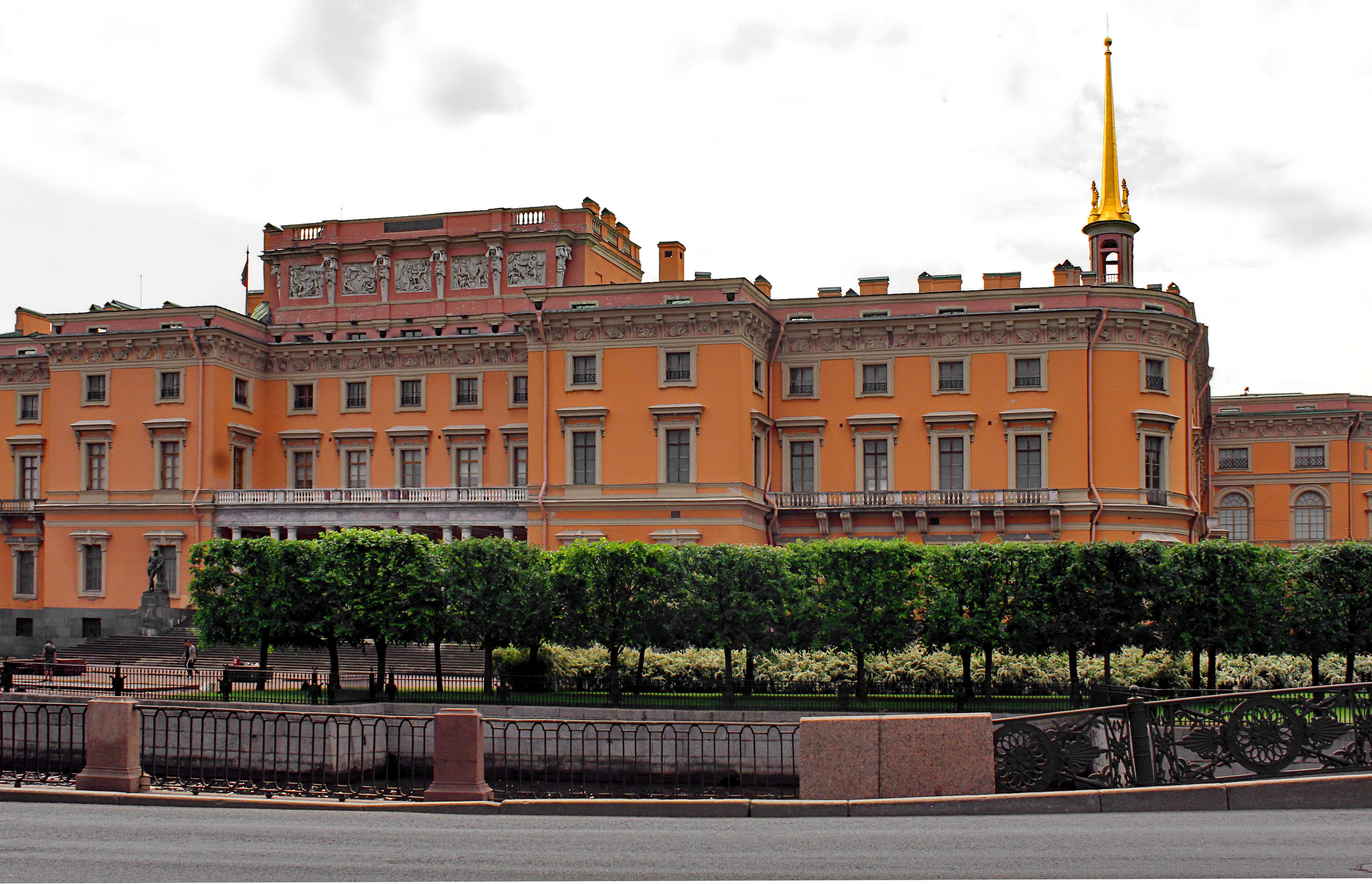 михайловский замок фото снаружи
