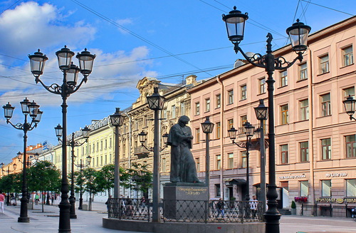 памятник Гоголю на Малой Конюшенной в Питере