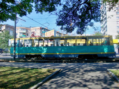 Шел по городу старый трамвай...