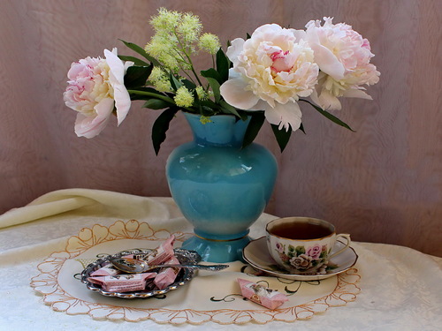 натюрморт с пионами в голубой вазе и чай с конфетами