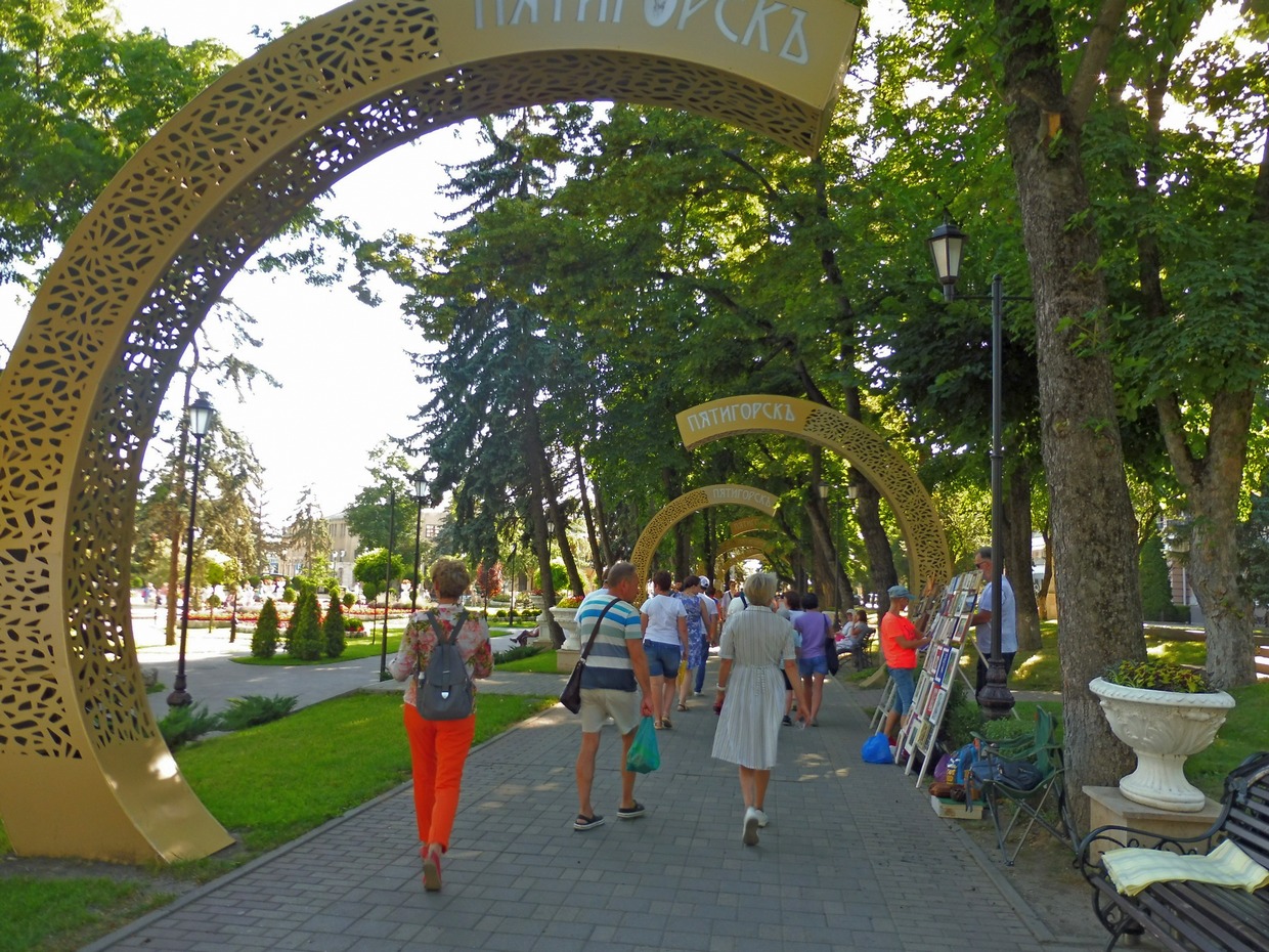 Caucasus park. Пятигорск аллея. Новый парк в Пятигорске. Зеленый парк Пятигорск. Самый большой парк в Пятигорске.