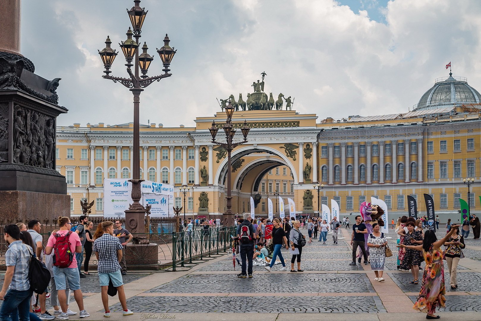 Сколько живет в спб. Дворцовая площадь (Казань). Белые ночи на Дворцовой площади. Дворцовая площадь Казань фото. Дворцовая площадь вектор.