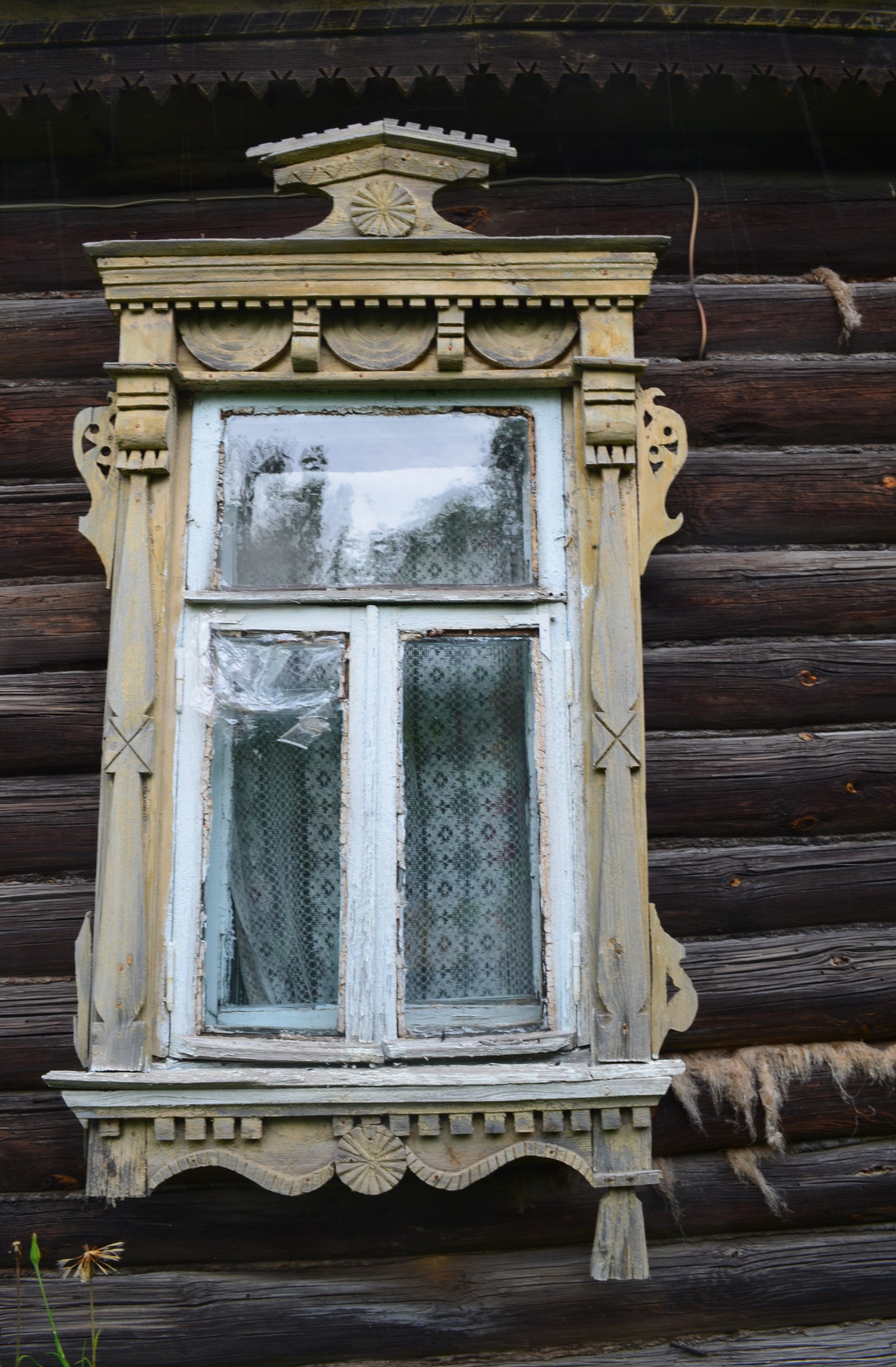 Фото Наличник на еще бревенчатой стене (08.07.18) на фотохостинге Fotoload