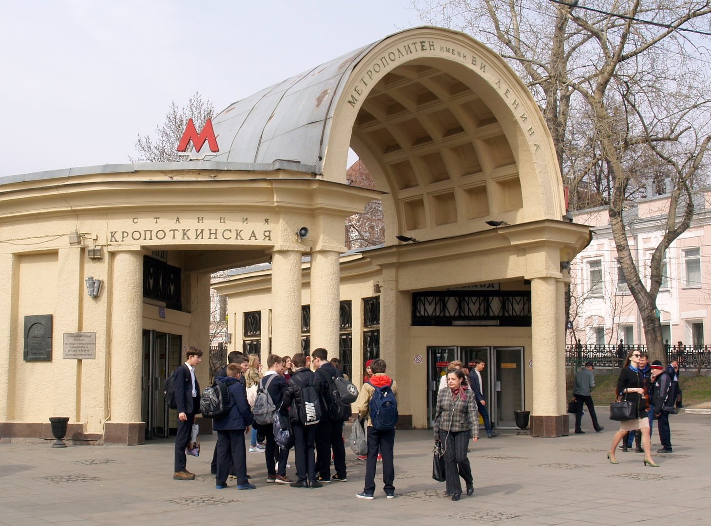 кропоткинская станция метро москва