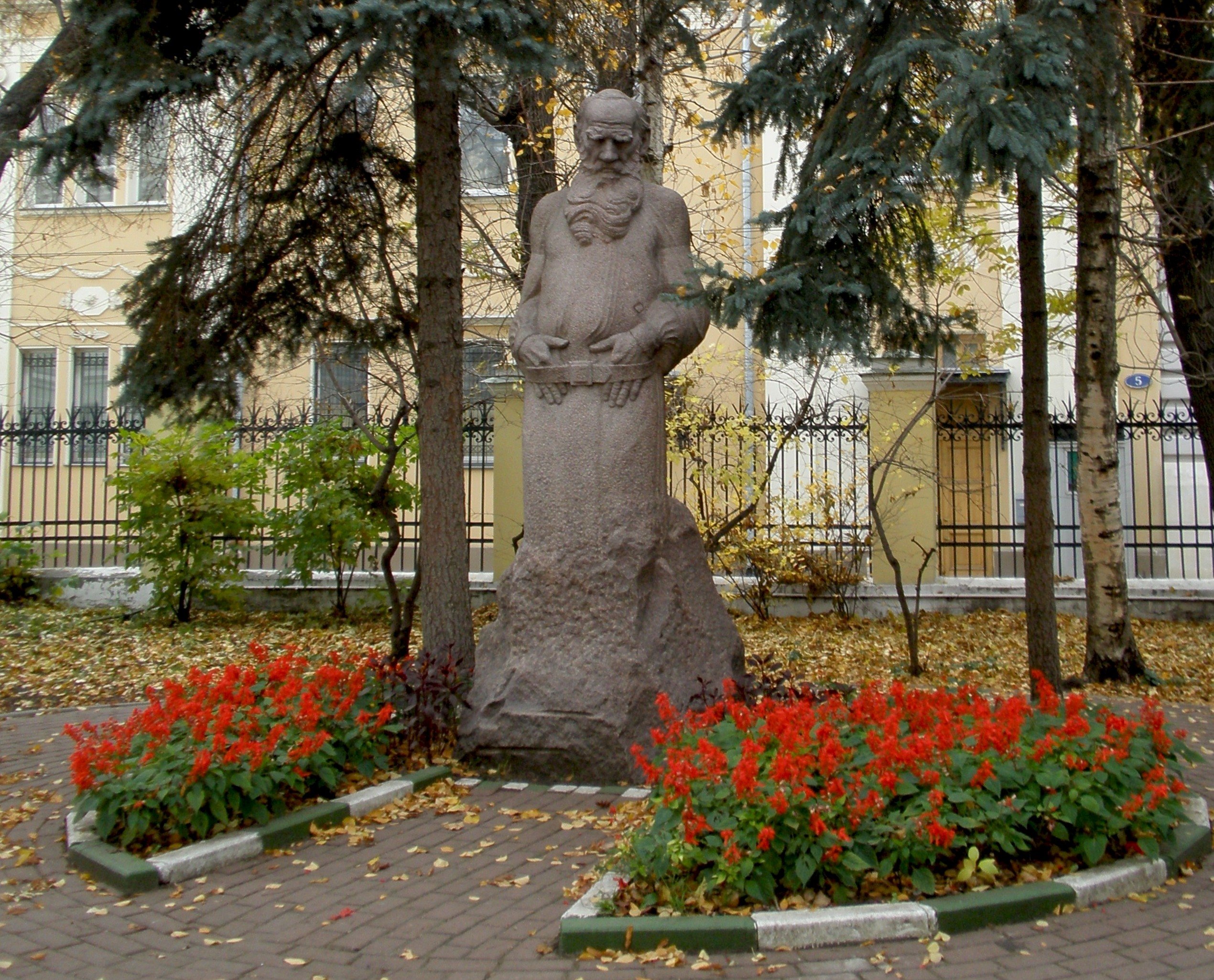 Памятник толстому. Памятник льву толстому (Москва, Пречистенка). Меркуров памятник толстому. Музей Толстого Пречистенка памятник. Памятник л н толстому в Оренбурге.