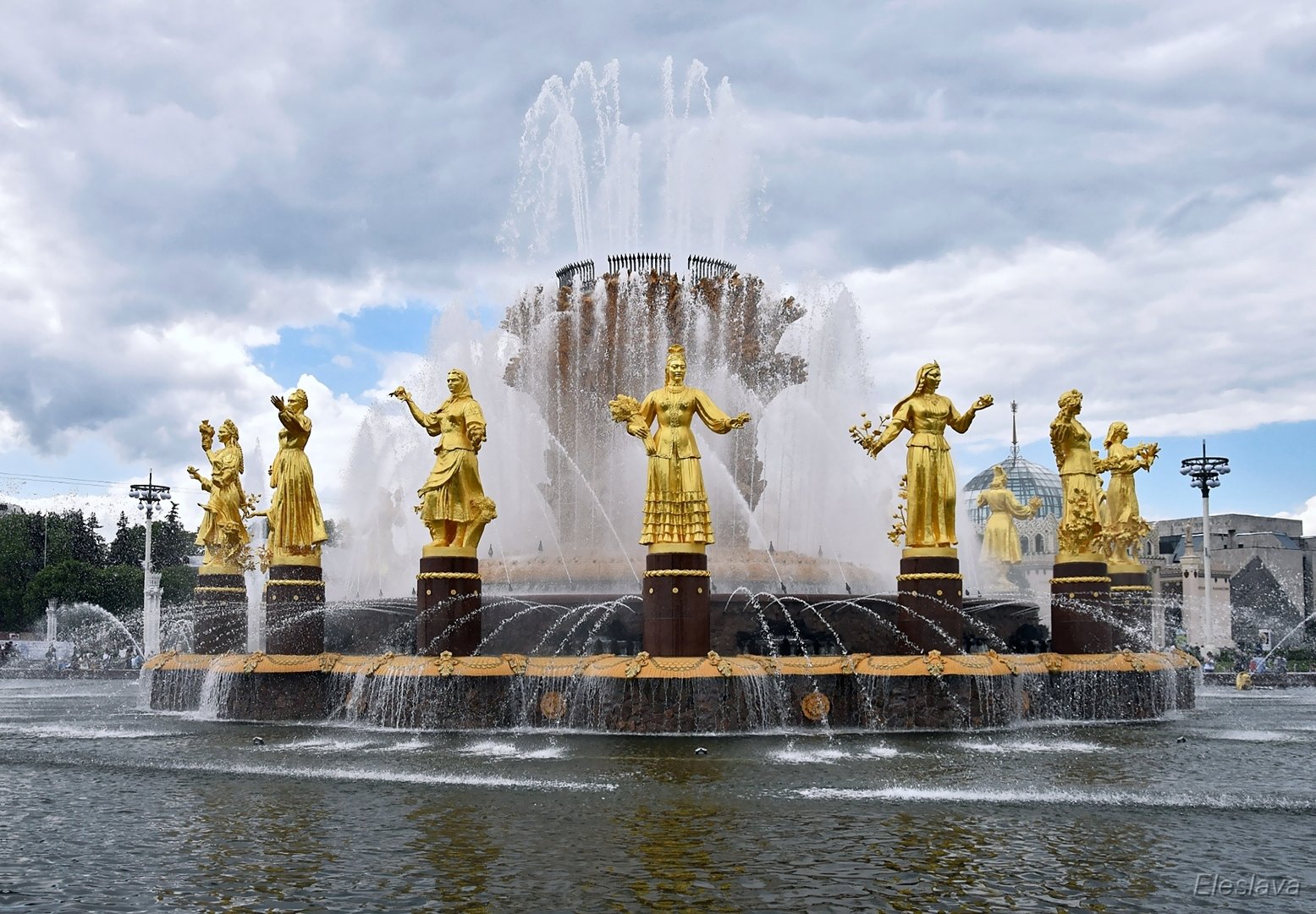 Захватывающие скульптуры фонтана Дружба народов на ВДНХ: символ взаимопонимания и толерантности между народами