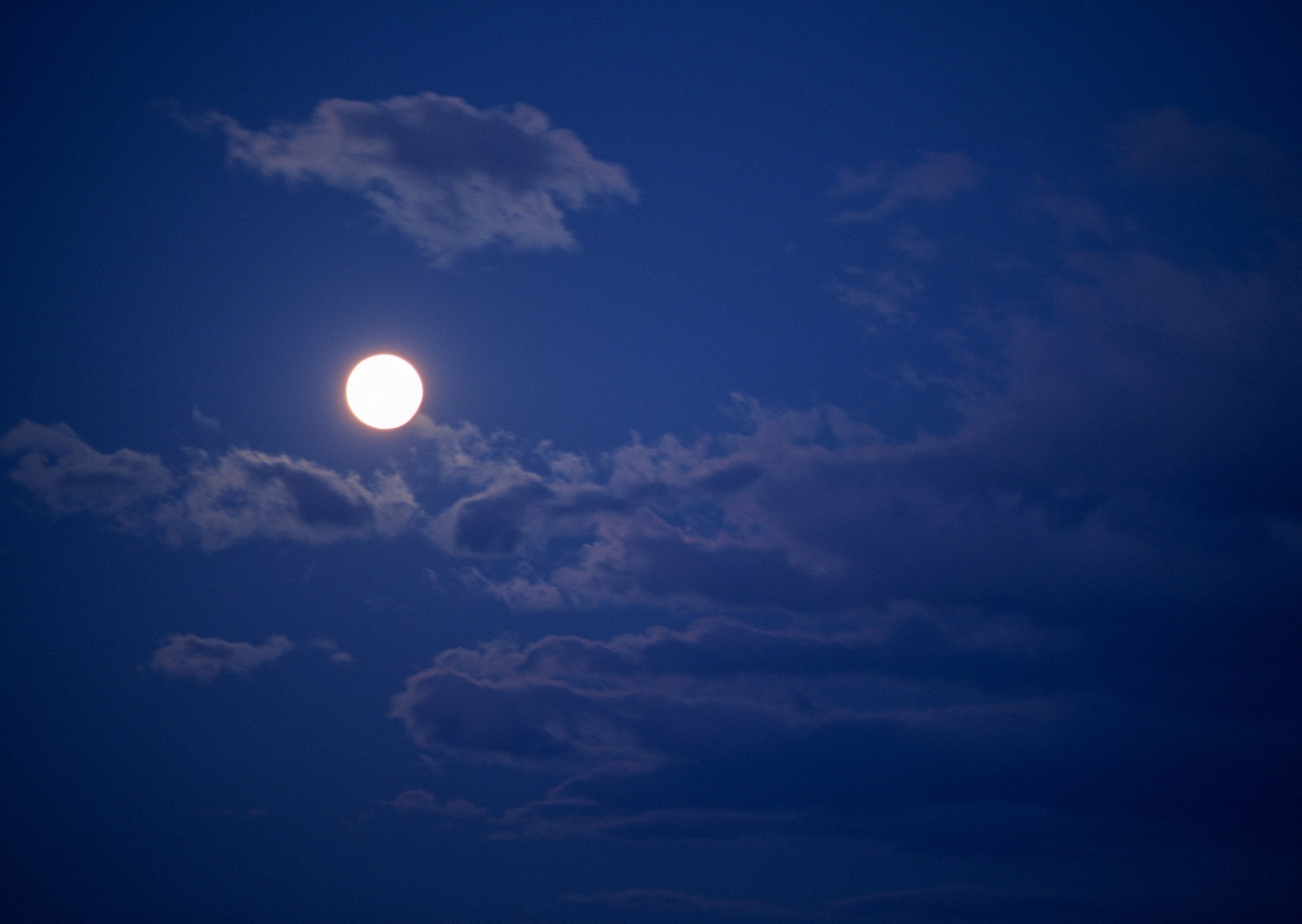 Вечернее небо с луной