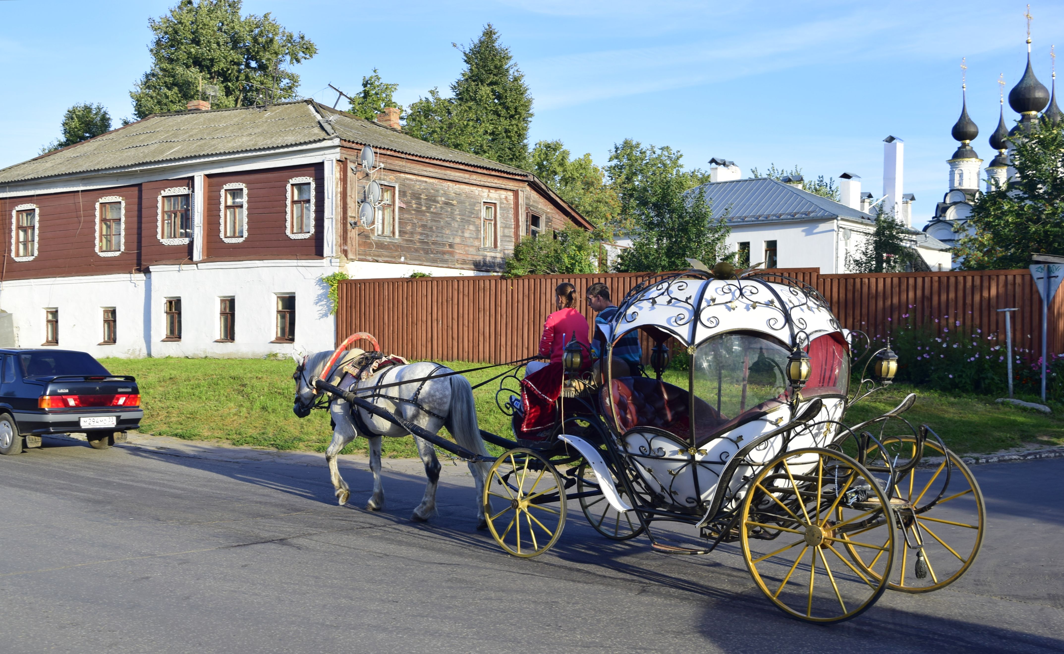 Фотографии отправляются. Юрьев-польский карета. Суздаль кареты. Конный экипаж Суздаль. Суздаль кареты с лошадьми.