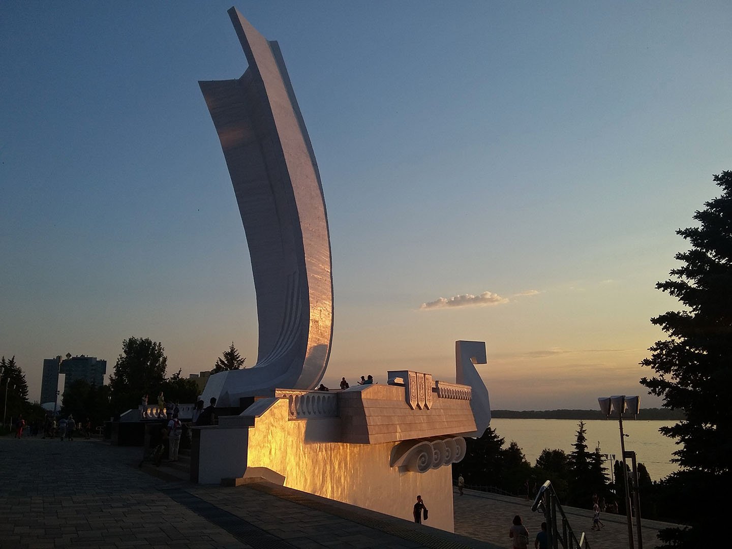 Памятник ладья. Ладья Самара набережная. Памятник Ладья в Самаре на набережной.