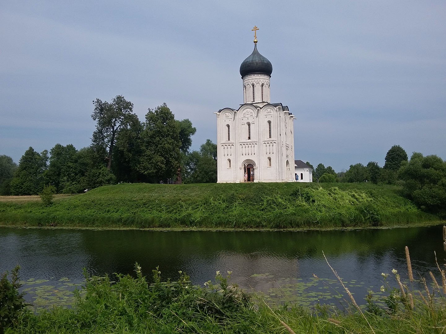 Церковь покрова на нерли какой век. Церковь Покрова на Нерли. Церковь Спаса на Нерли в Новгороде. Храм Покрова на Нерли ЕГЭ. Церковь Покрова на Нерли во Владимире ЕГЭ.