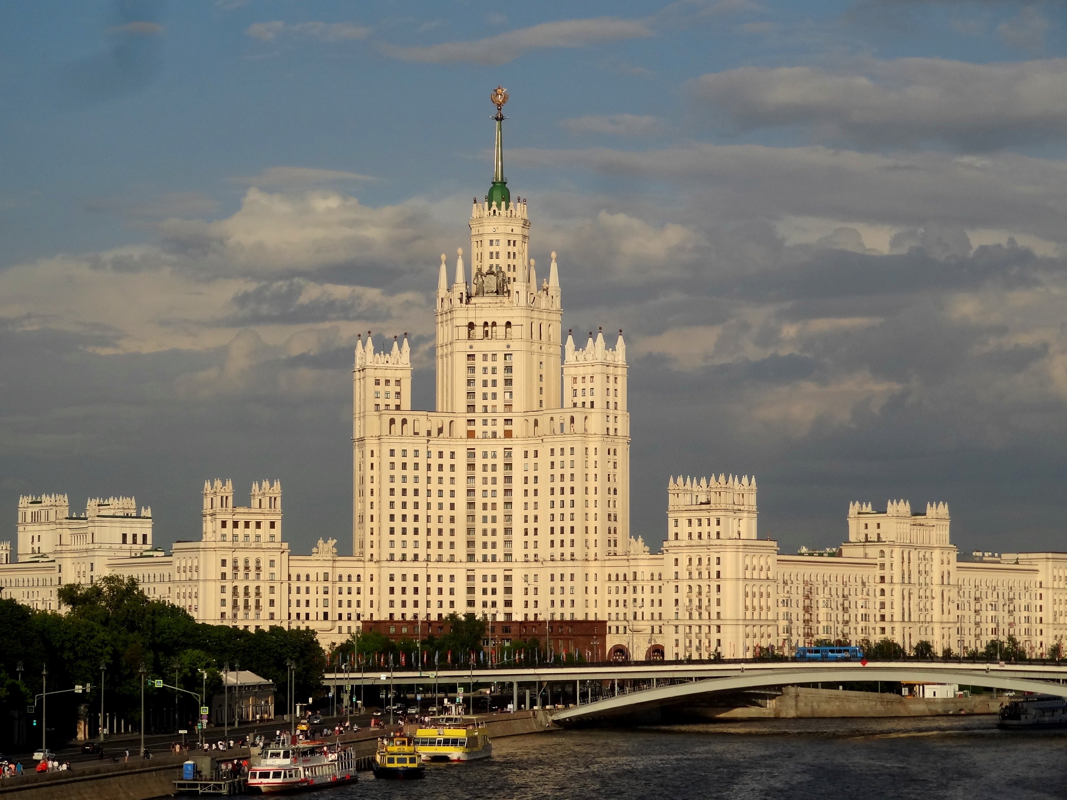 Московский 7 фото. Семь сестер сталинские высотки. Кутузовский проспект - Котельнической набережной. Жилой дом на Котельнической набережной 1952. Семь сестер небоскребы.