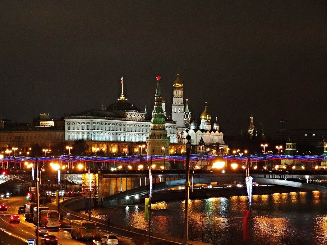 Что было вчера вечером в москве. Кремль Москва. Белая ночь в Москве Кремль. Вечерняя Москва. Вид на Кремль.