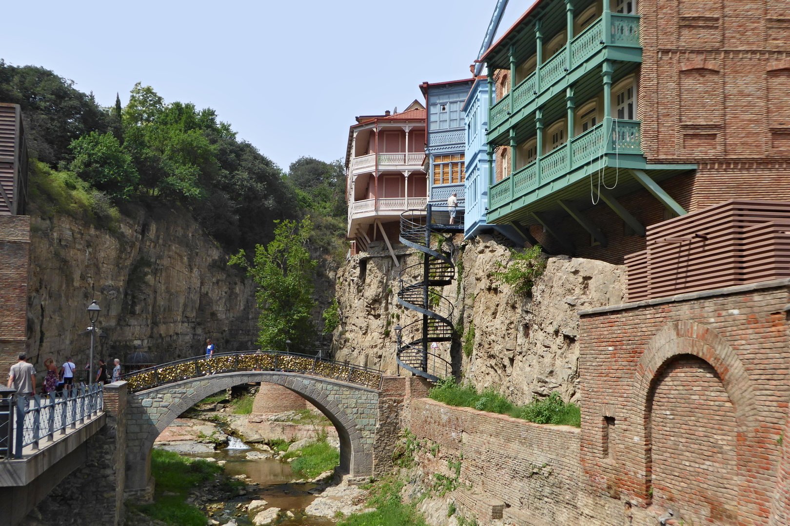 Тбилиси дом на скале
