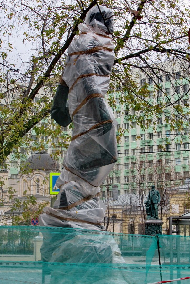 Памятник булгакову в москве. Франгулян скульптор. Памятник Булгакову Алексею. Статуя Булгакова на балконе.