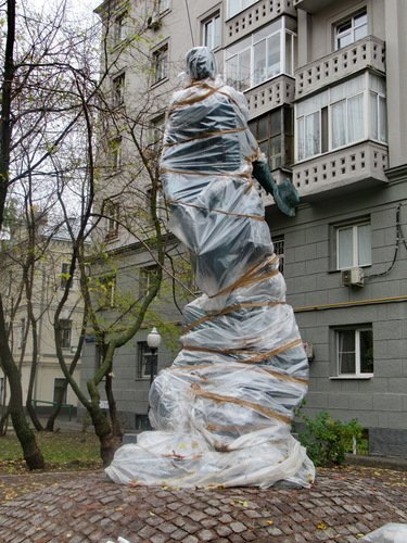 Памятник Булгакову в Москве. Напроотив дома, где он прожил 6,5 лет.
