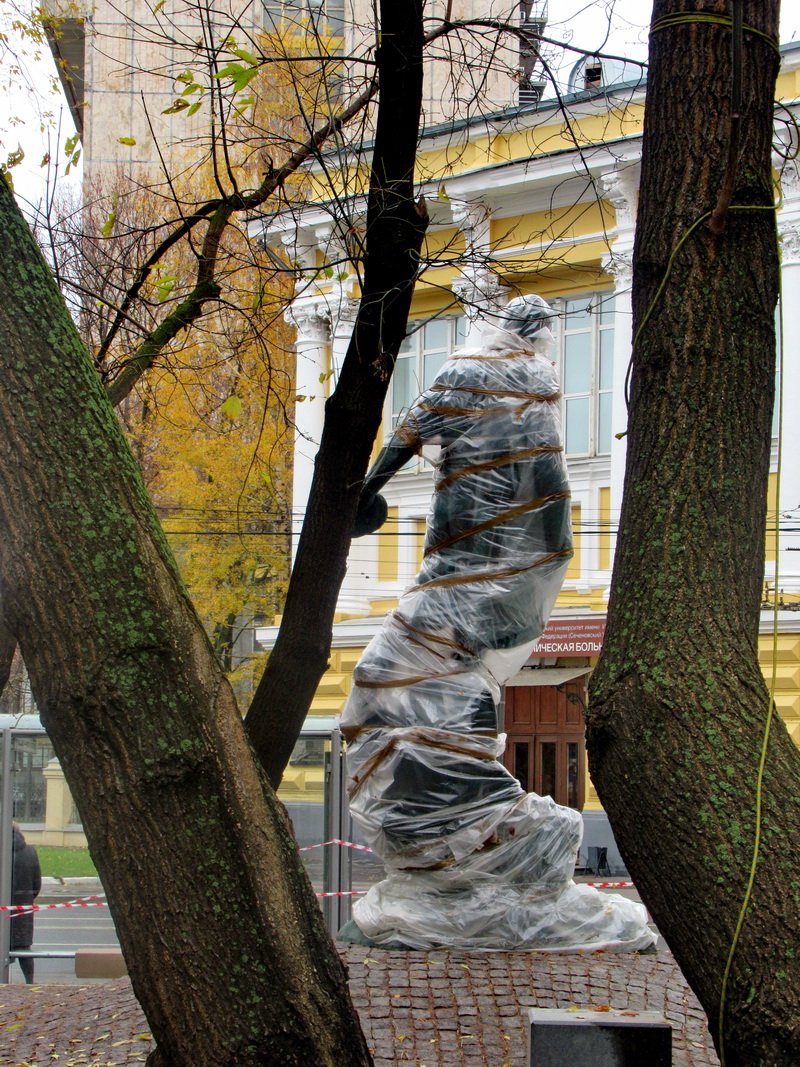 Памятник булгакову в москве. Франгулян скульптор памятник Булгакову. Памятник Булгакова облили. Памятник Булгакову в Кисловодске. Памятник Булгакову в Киеве.