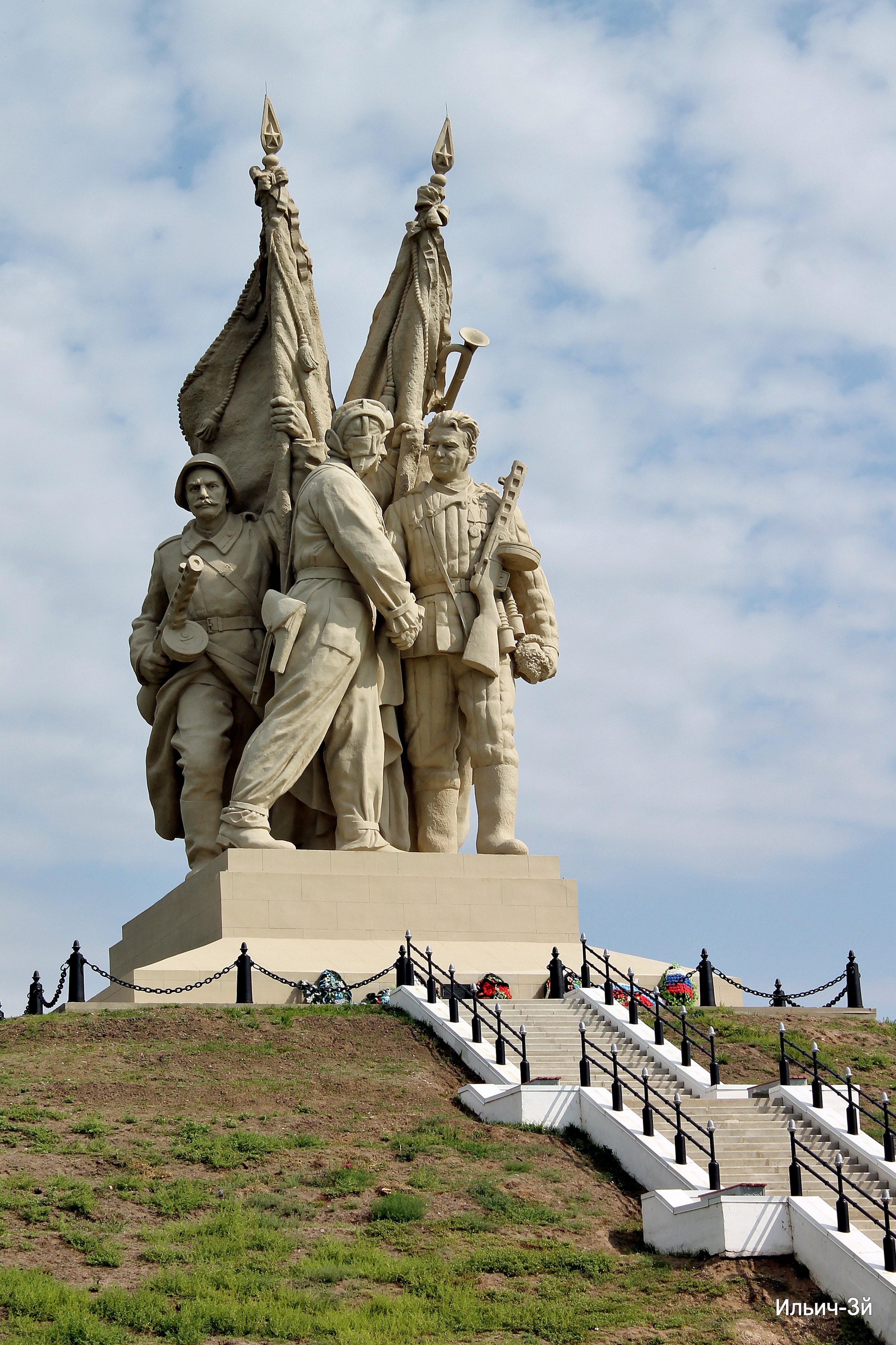 Несколько фронтов. Памятник в Пятиморске Волгоградская область. Соединение фронтов Пятиморск. Монумент соединение фронтов Пятиморск. Монумент Вучетича соединение фронтов.