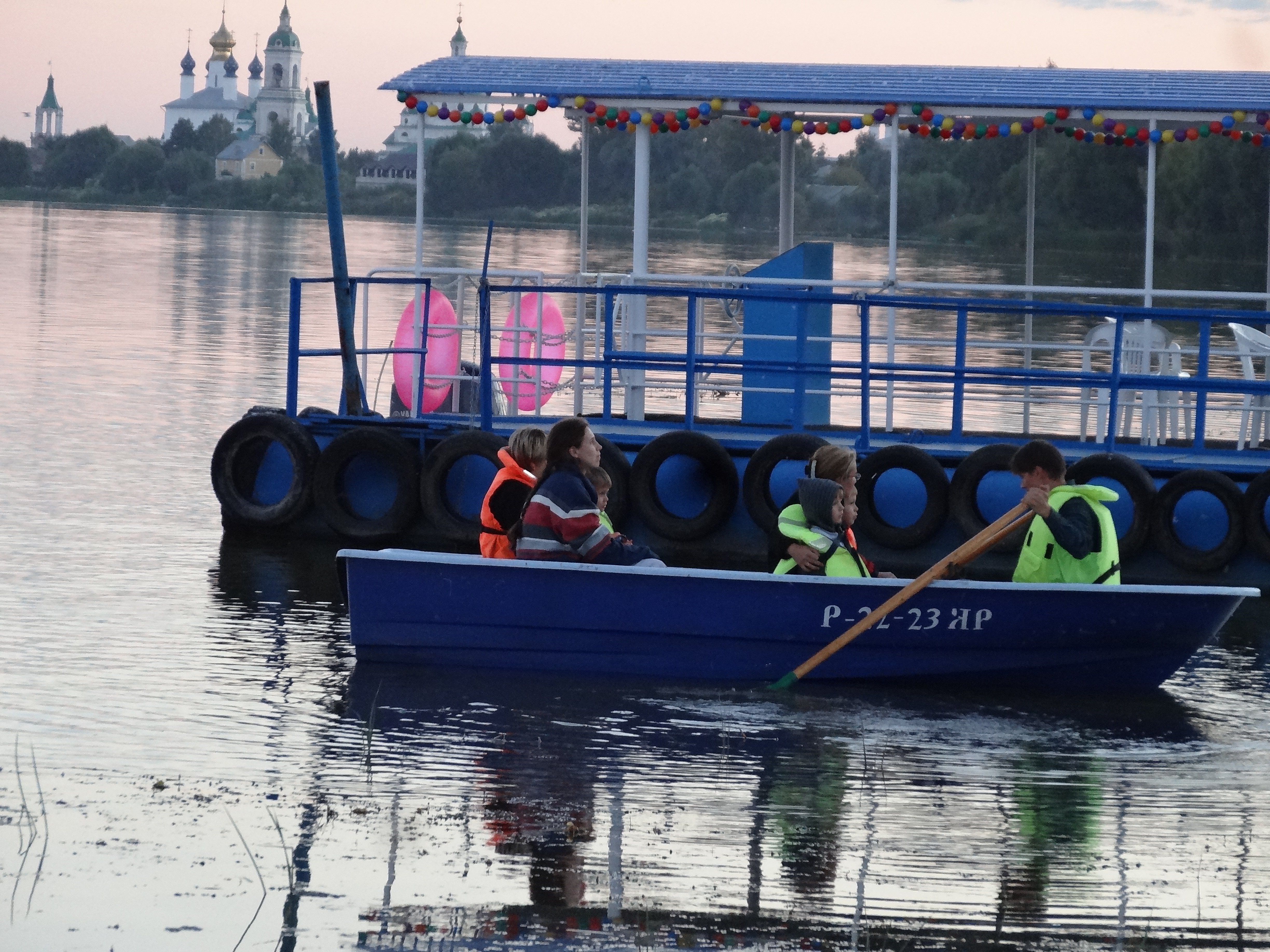 Аренда катера в ростове на дону. Ростовские лодки. Катание по озеру Неро в Ростове. Катер Ростов. Аква Неро Ростов Великий.