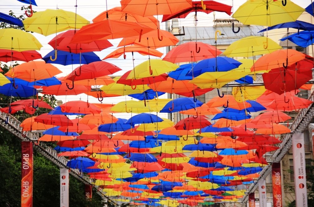 Улица с зонтами