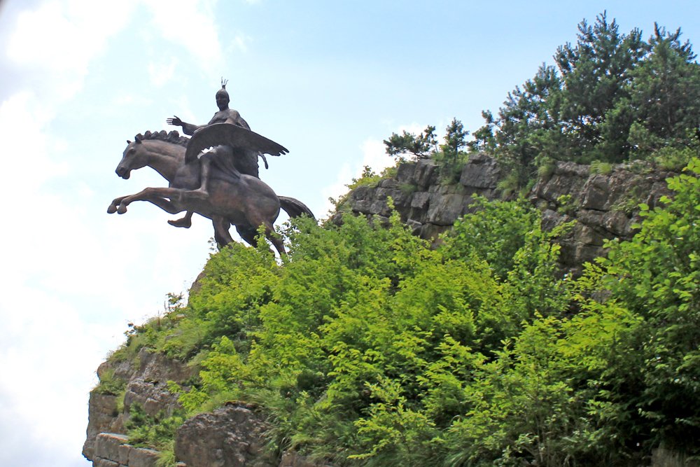 Северная Осетия Цейское ущелье памятник Уастырджи