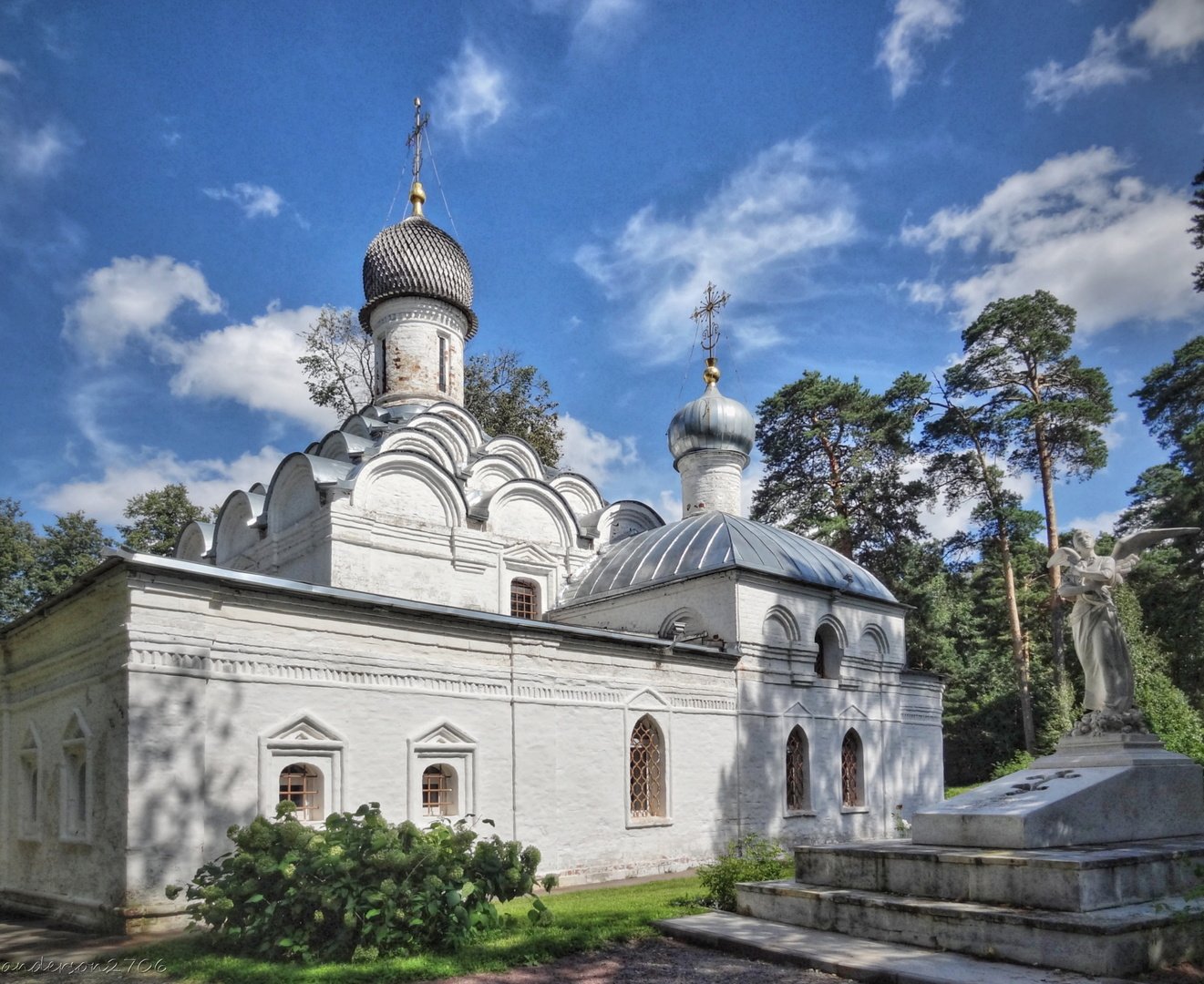 Храм в архангельском