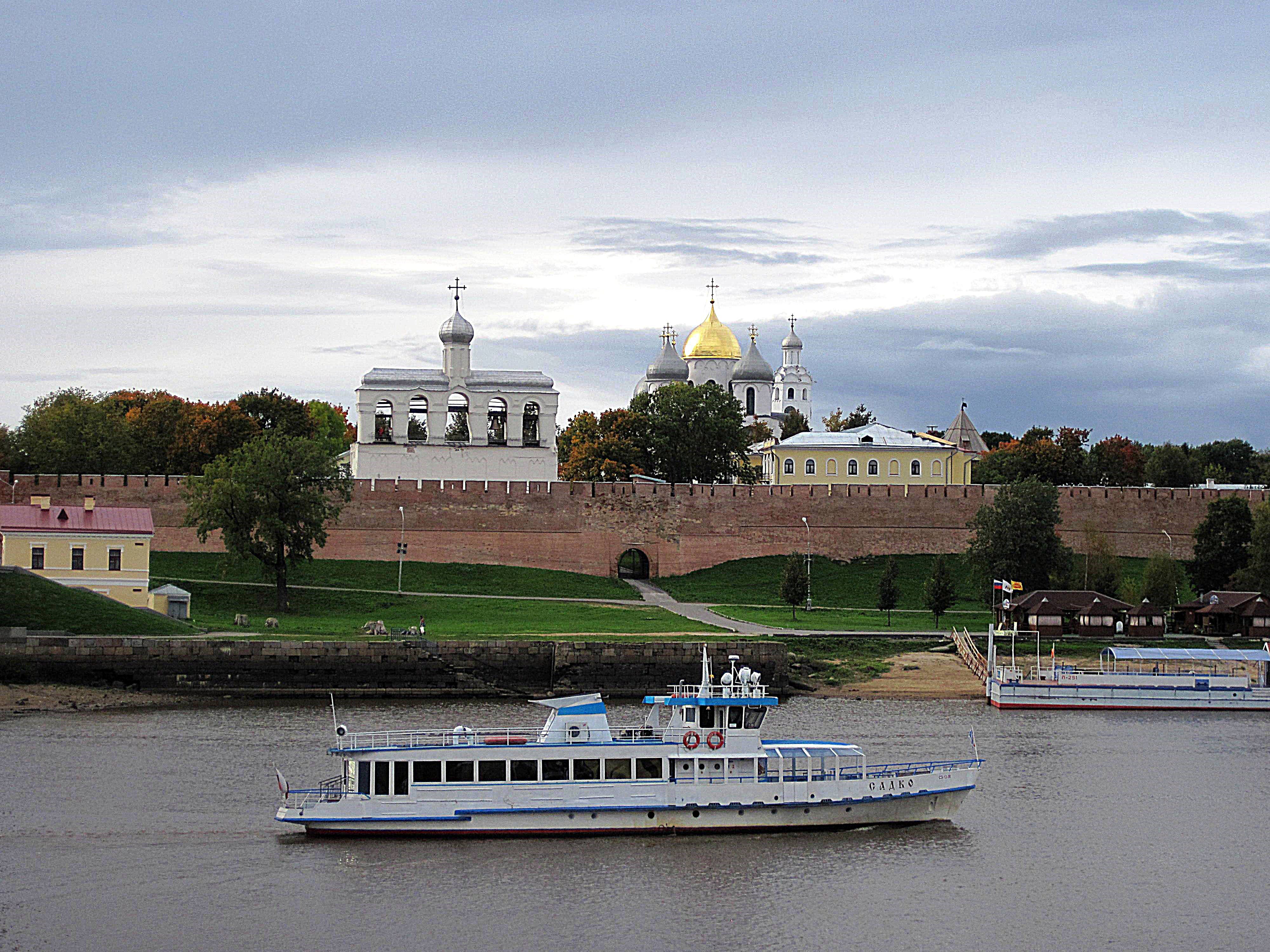 Новгород река. Волхов Великий Новгород. Река Волхов Новгород. Великий Новгород река. Волхов лето Великий Новгород.