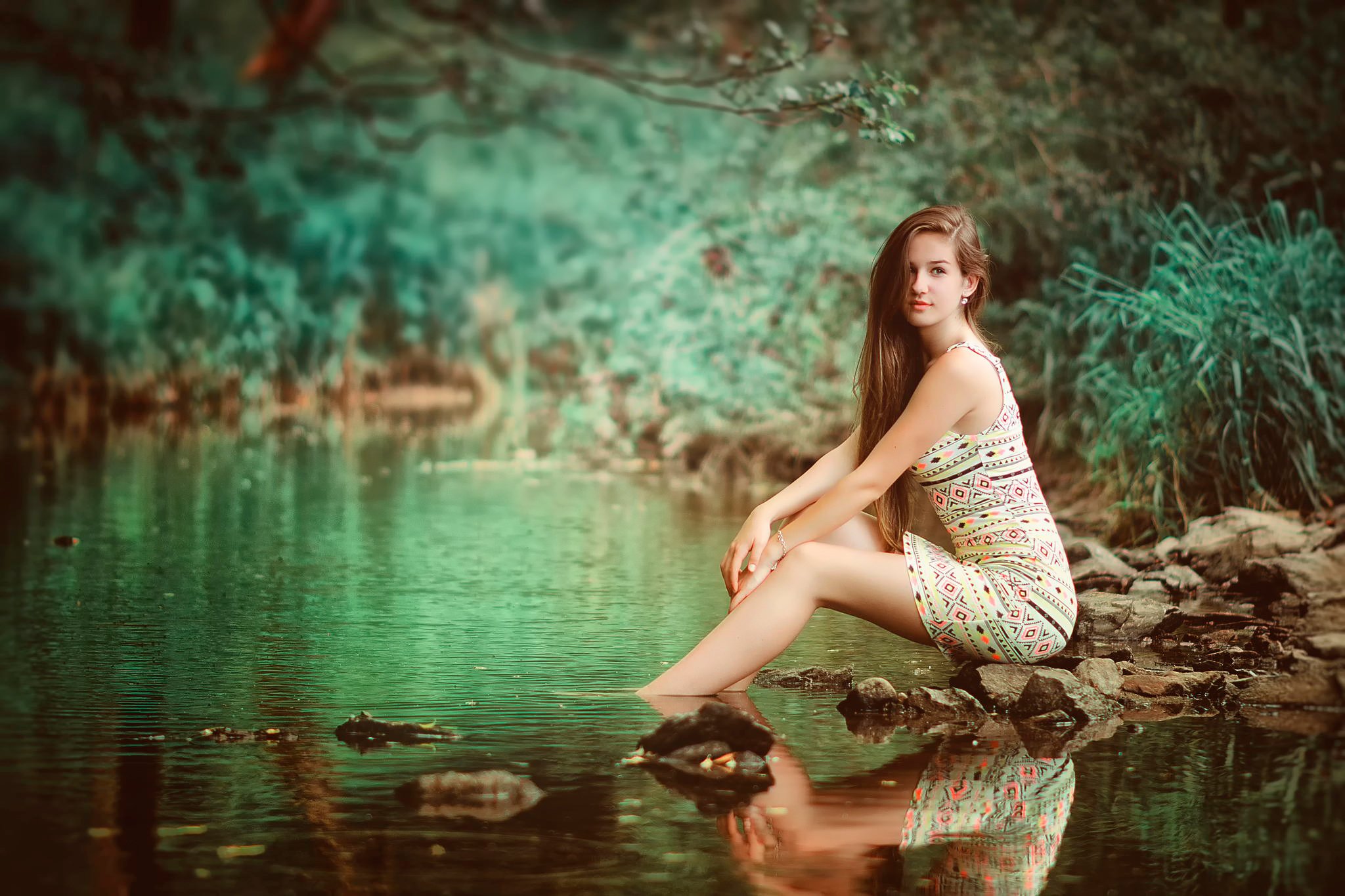 River girls. "Девушки на реке" Василия Перова. Фотосессия в водоеме. Девушка у реки. Фотосессия около реки.