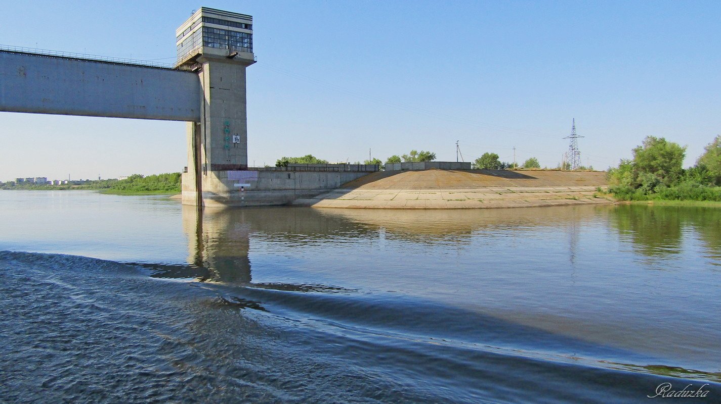 Работа нариманов астраханская область. Астраханский вододелитель Астраханская область. Вододелитель Нариманов. Астраханский вододелитель на Волге. Вододелитель Нариманов Астрахань.