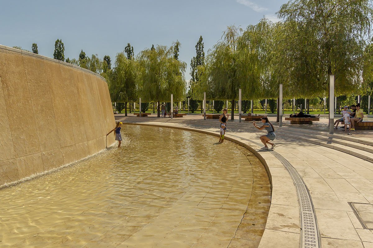 Рыбки в парке галицкого. Парк Галицкого в Краснодаре фонтаны. Парк Галицкого в Краснодаре 2023. Парк Краснодар фото 2023. Парк Галицкого рыбки в фонтане.