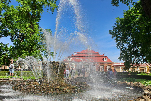фонтан перед дворцом  Монплезир