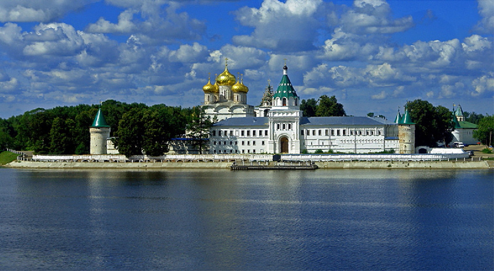 Ипатьевский монастырь Кострома вид с Волги