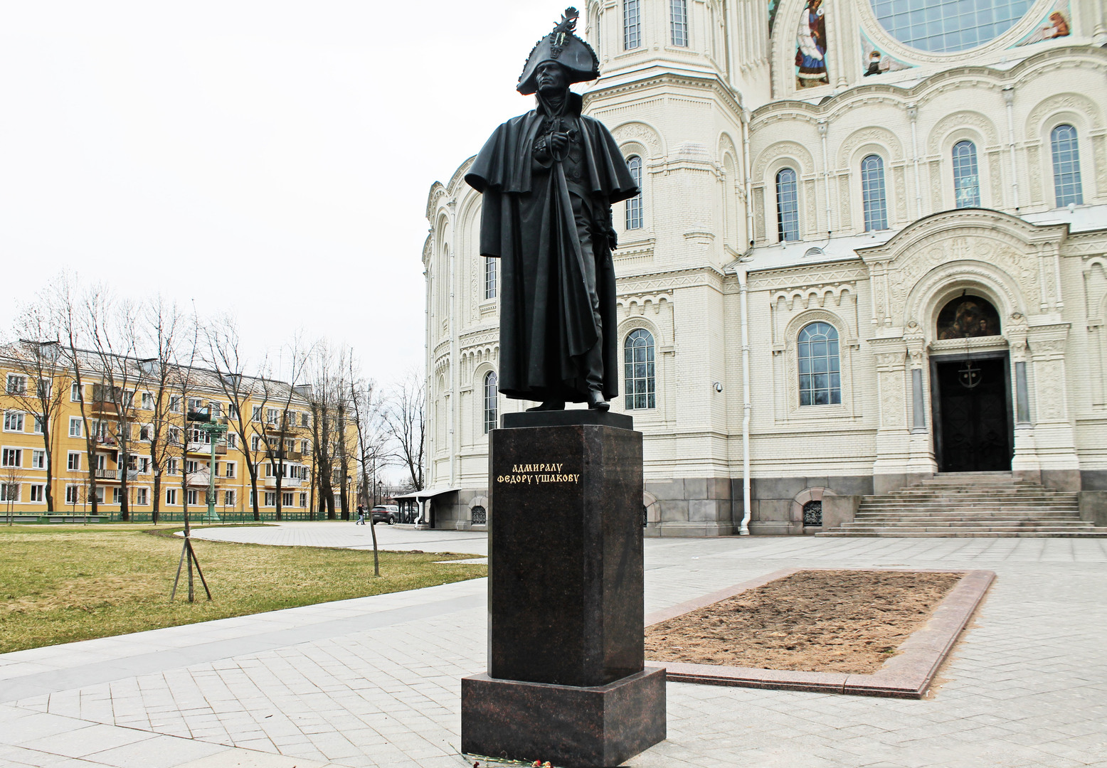 Памятник адмиралу ушакову. Памятник Пахтусову в Кронштадте. Памятник Беллинсгаузену в Кронштадте.