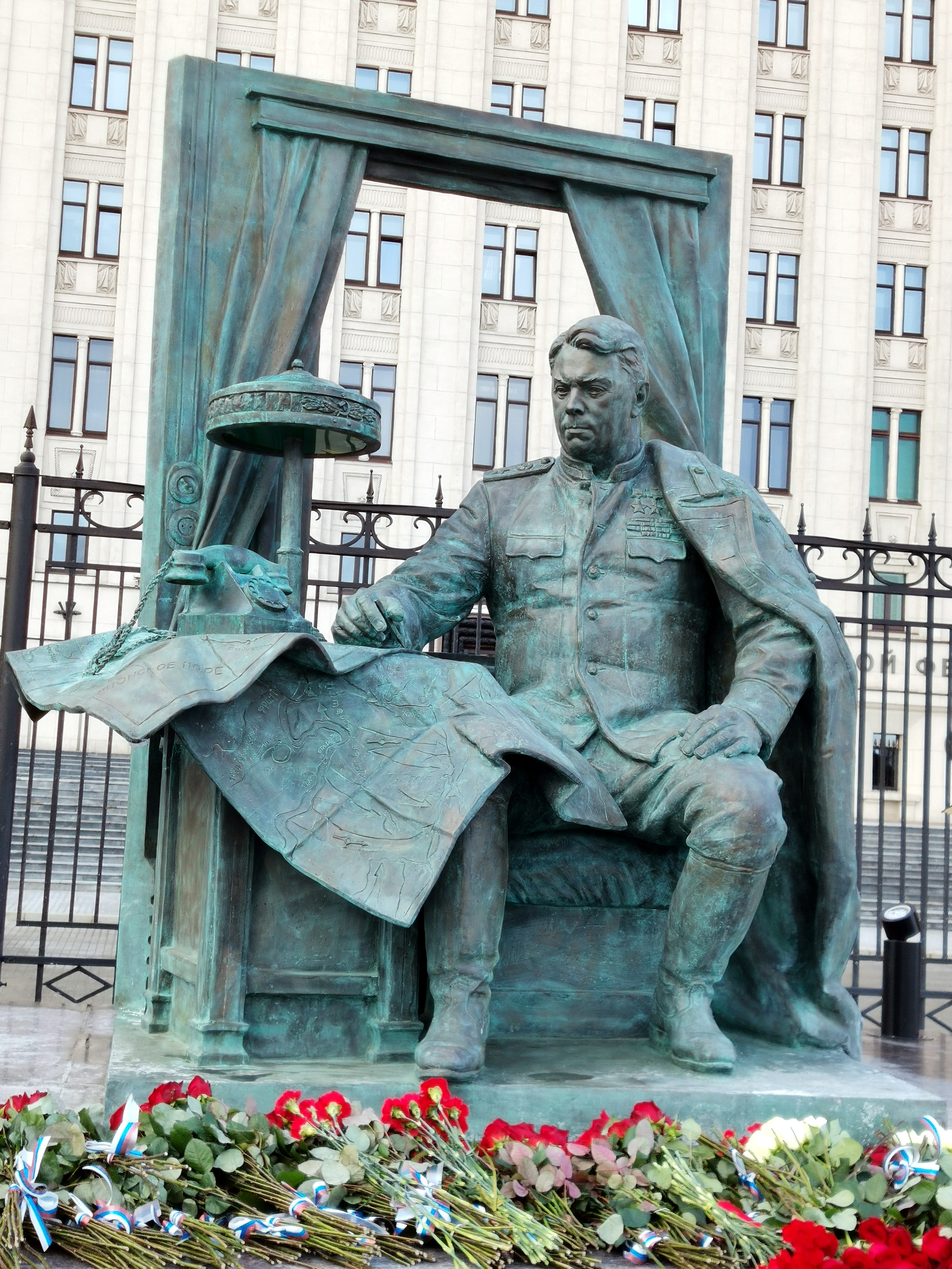 Памятник сидящему на лавочке. Василевскому. Памятник крылову на патриарших прудах. Сидящий памятник в москве. Памятник сидит.