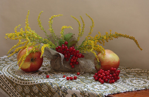 композиция с калиной,яблоками и золотарником