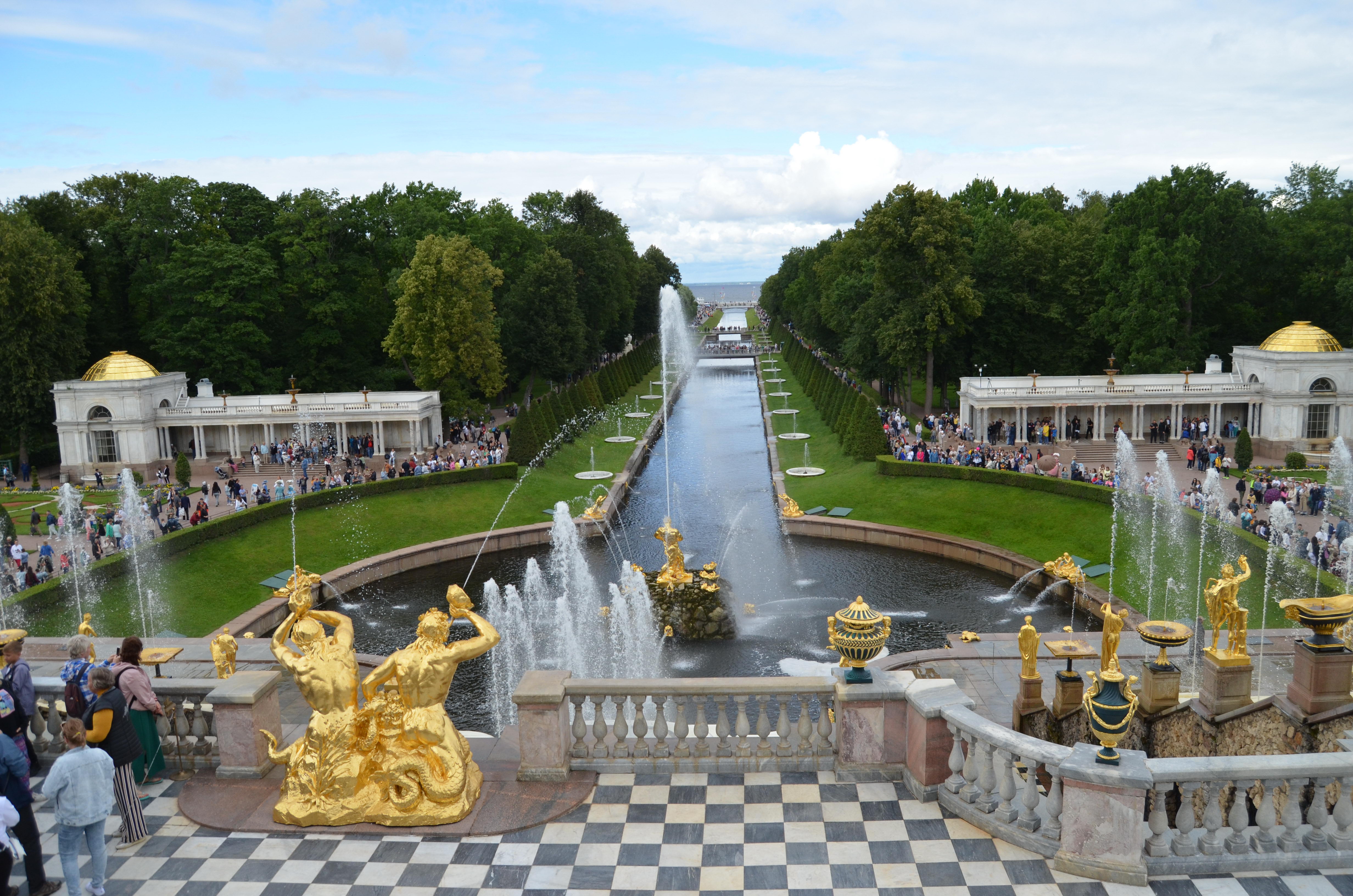 Петергоф куда. Петергоф большой Каскад Амазонка. Петергоф 360°. Большой Каскад в Петергофе, в августе. Аллея фонтанов в Петергофе.