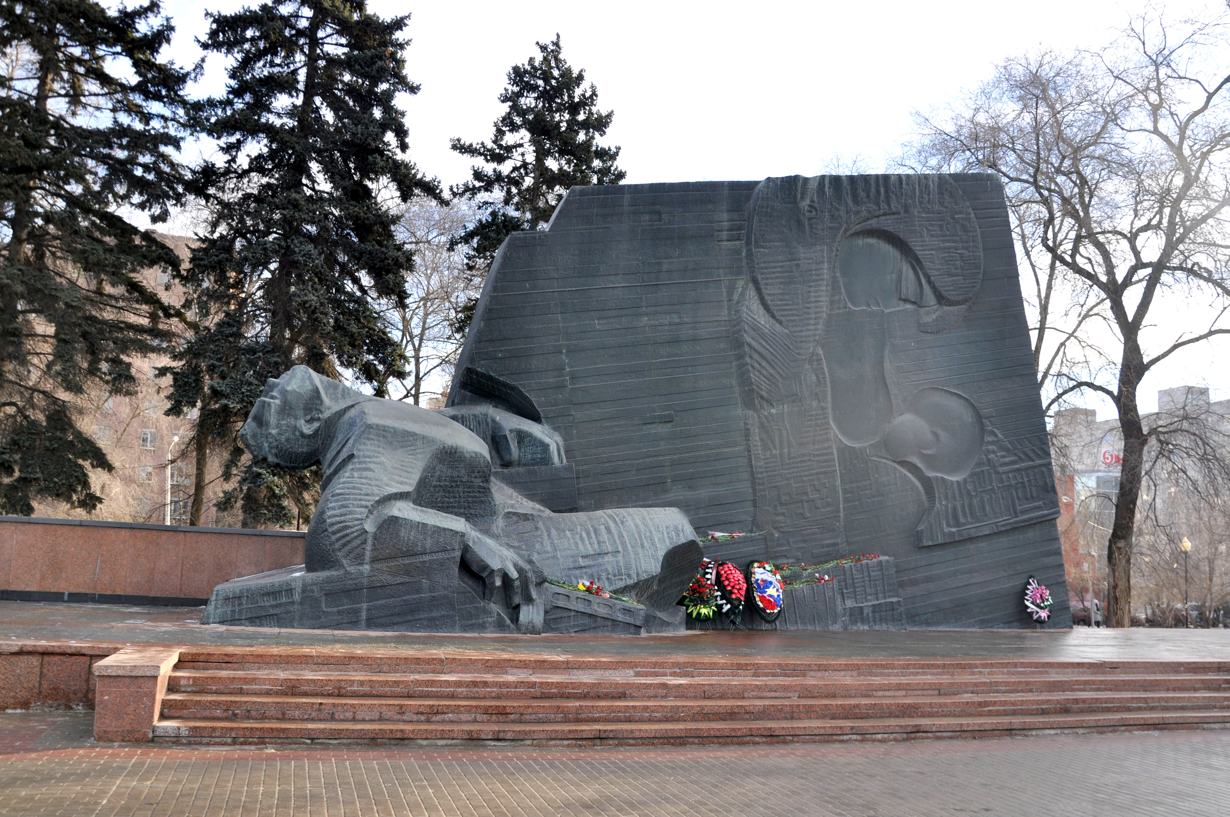 Памятник славы находится