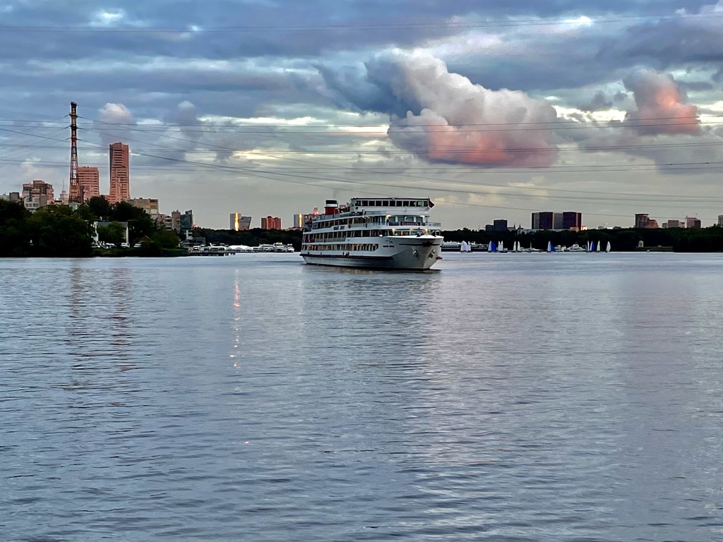 москва ривер теплоход. москва тип речных судов. круизный теплоход речной вокзал. теплоход по москве реке. а.