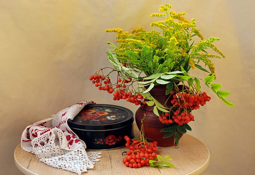 букет с золотарником и рябиной