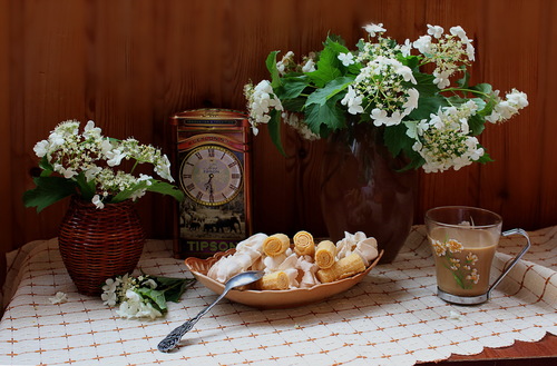 букет калины ,кофе с молоком,сладости