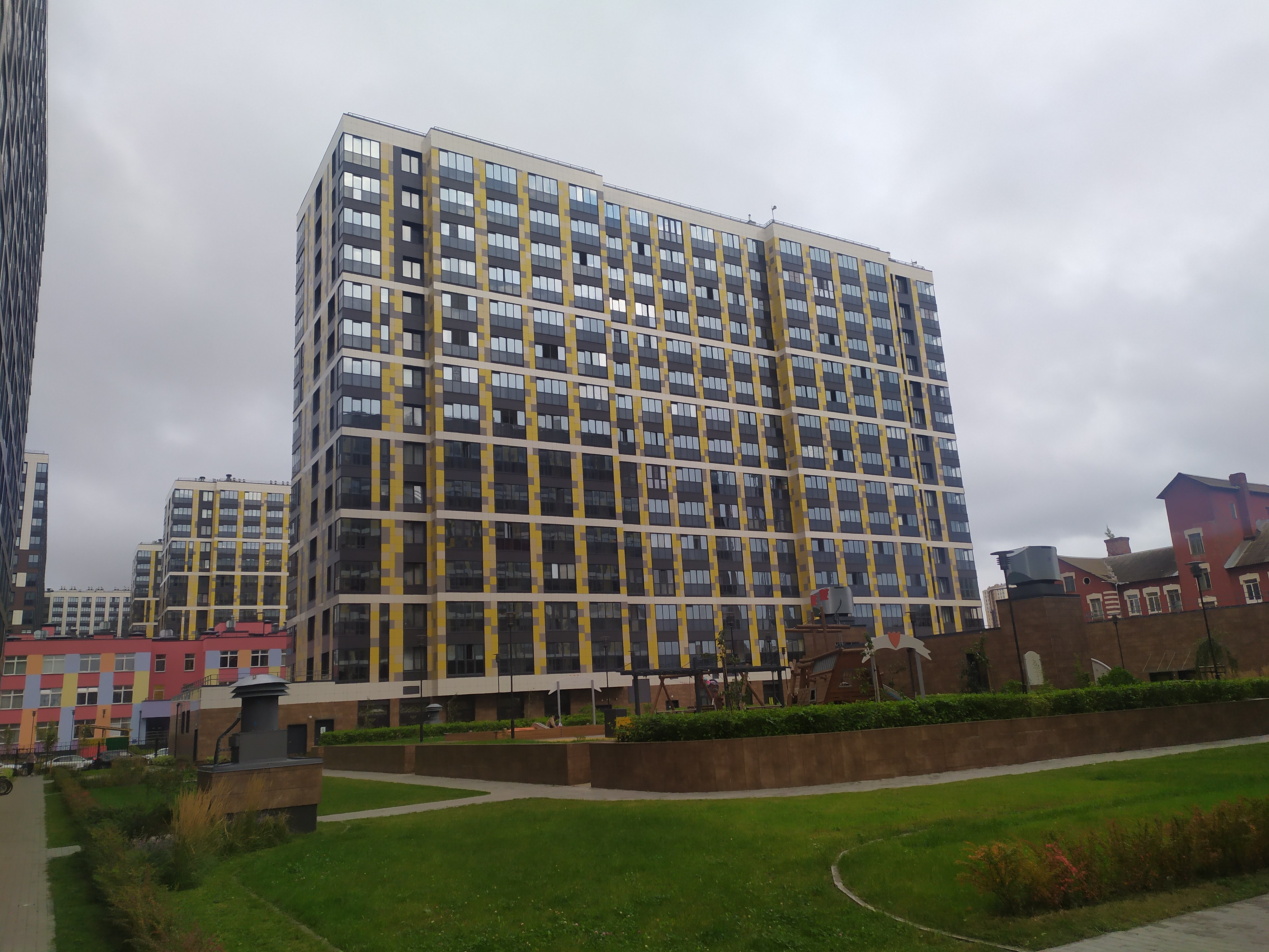 Ультрамариновая ул. 4, парадные 3-4