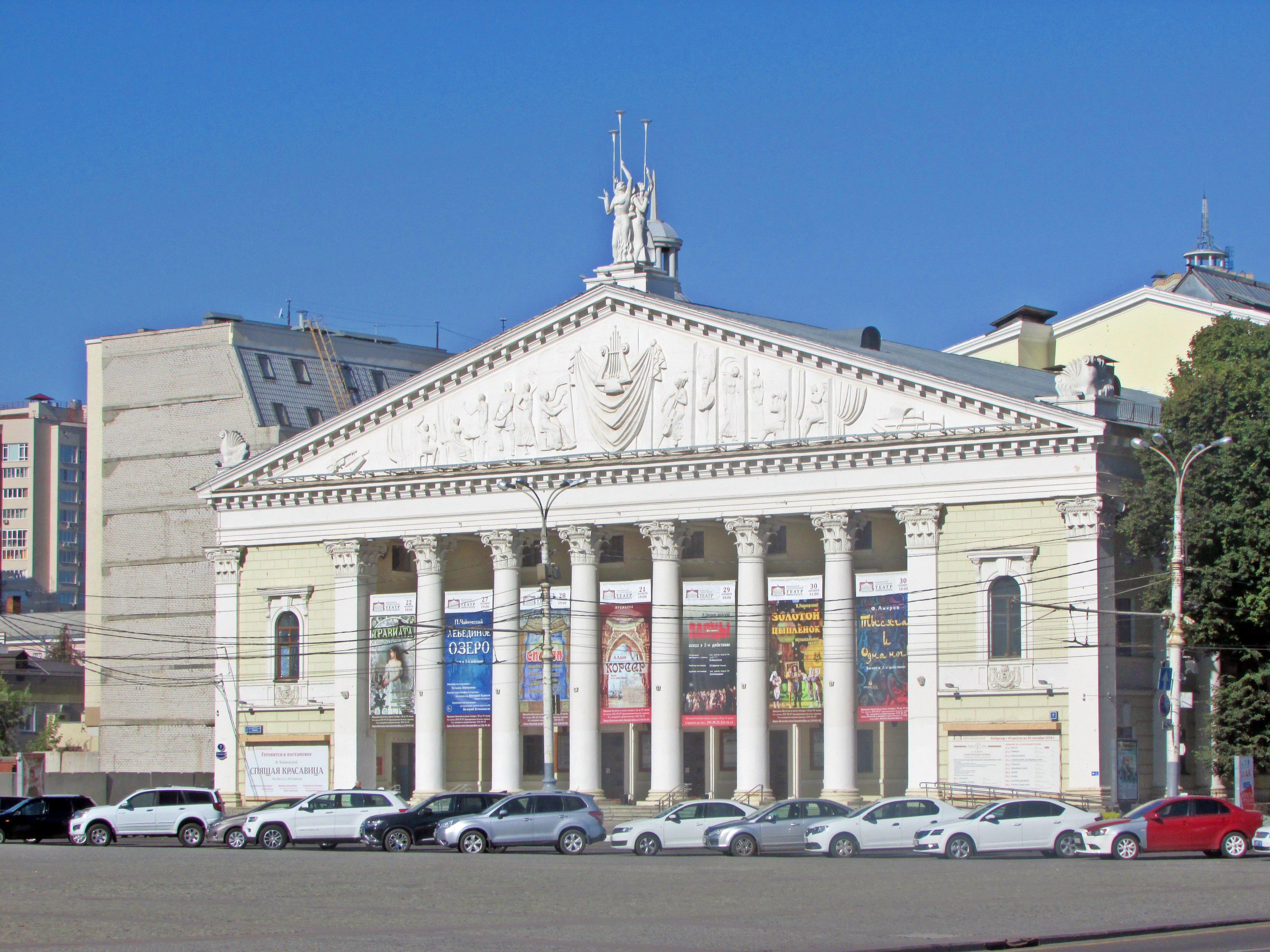 здание театра сатиры