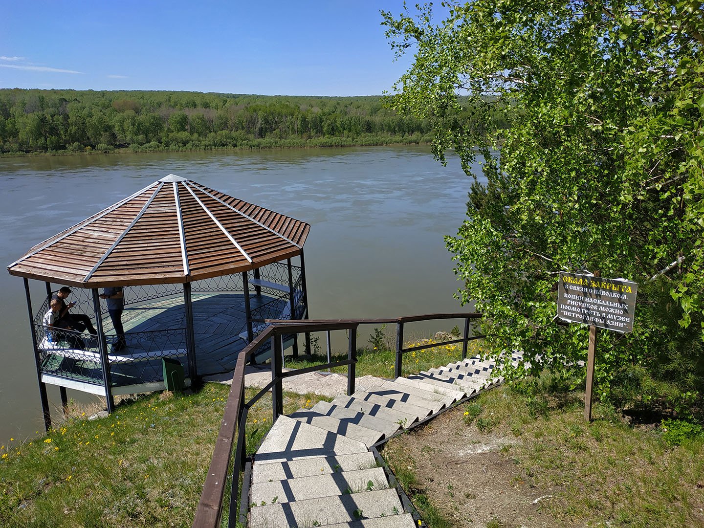 беседки на левом берегу