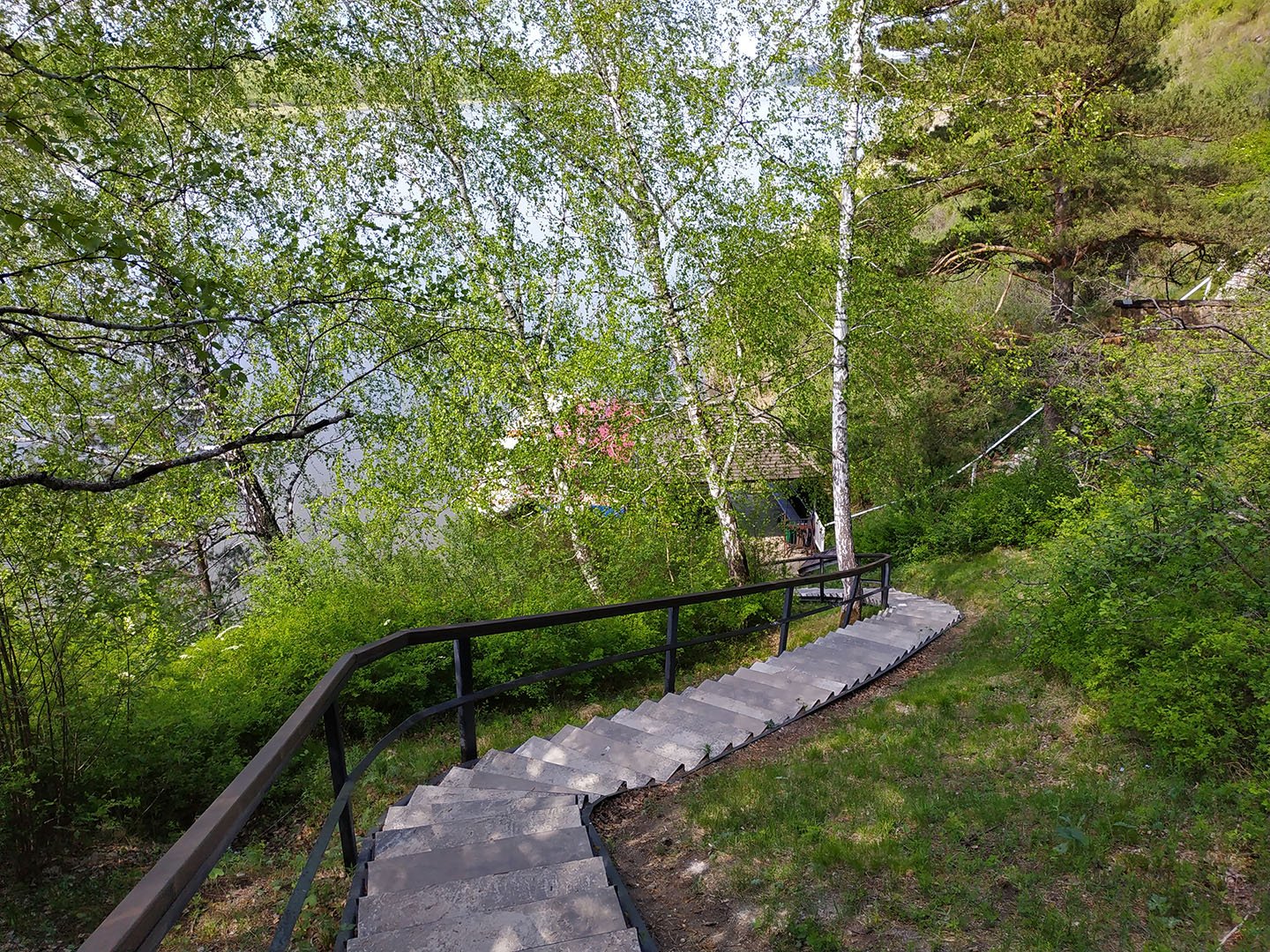 Лестницы на речке. Спуск к озеру. Спуск к реке. Лестница к реке. Крутой спуск к реке.