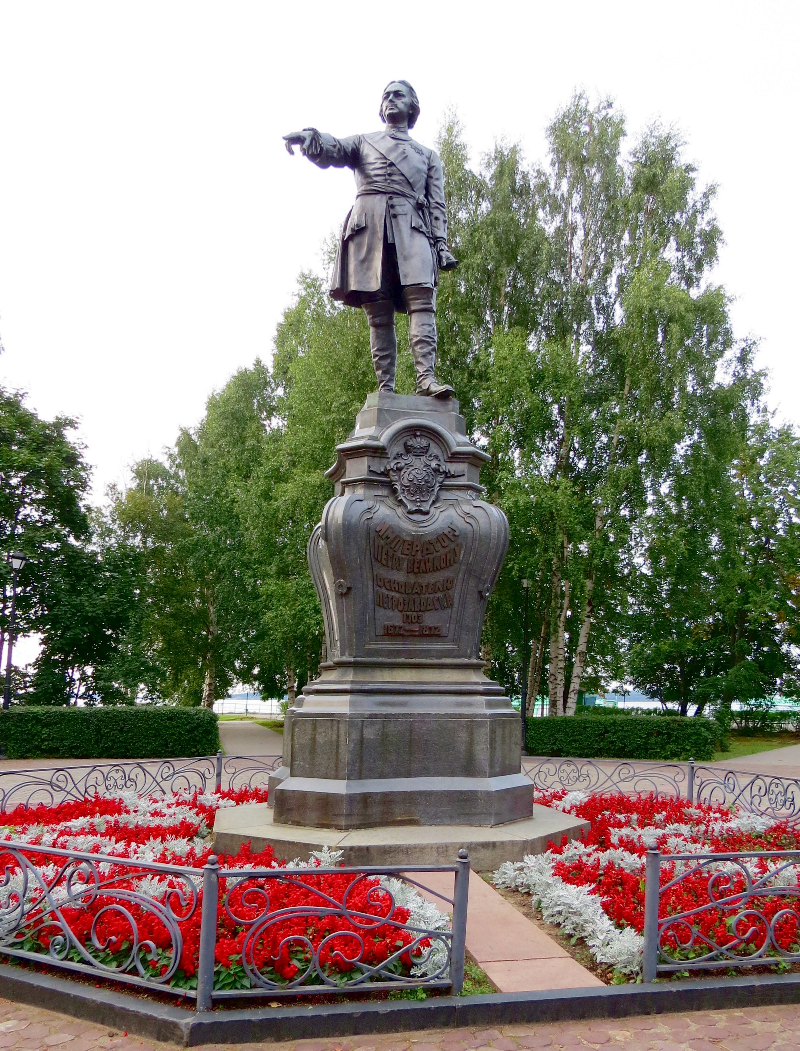 Памятник петру первому в петрозаводске фото
