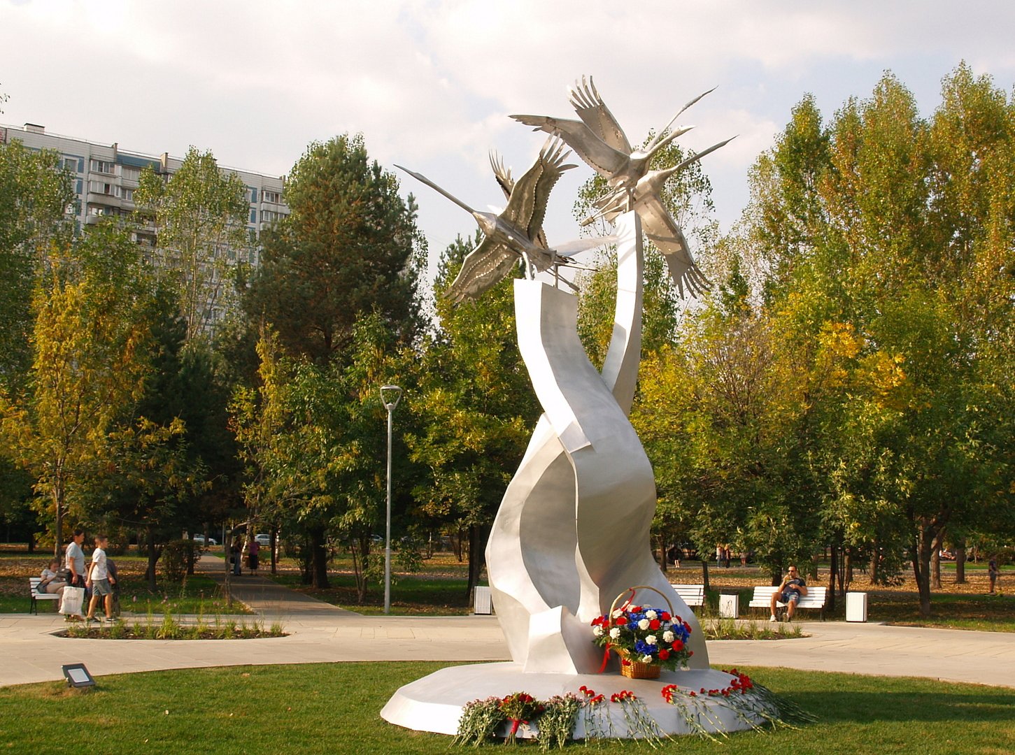 Памятник белым журавлям