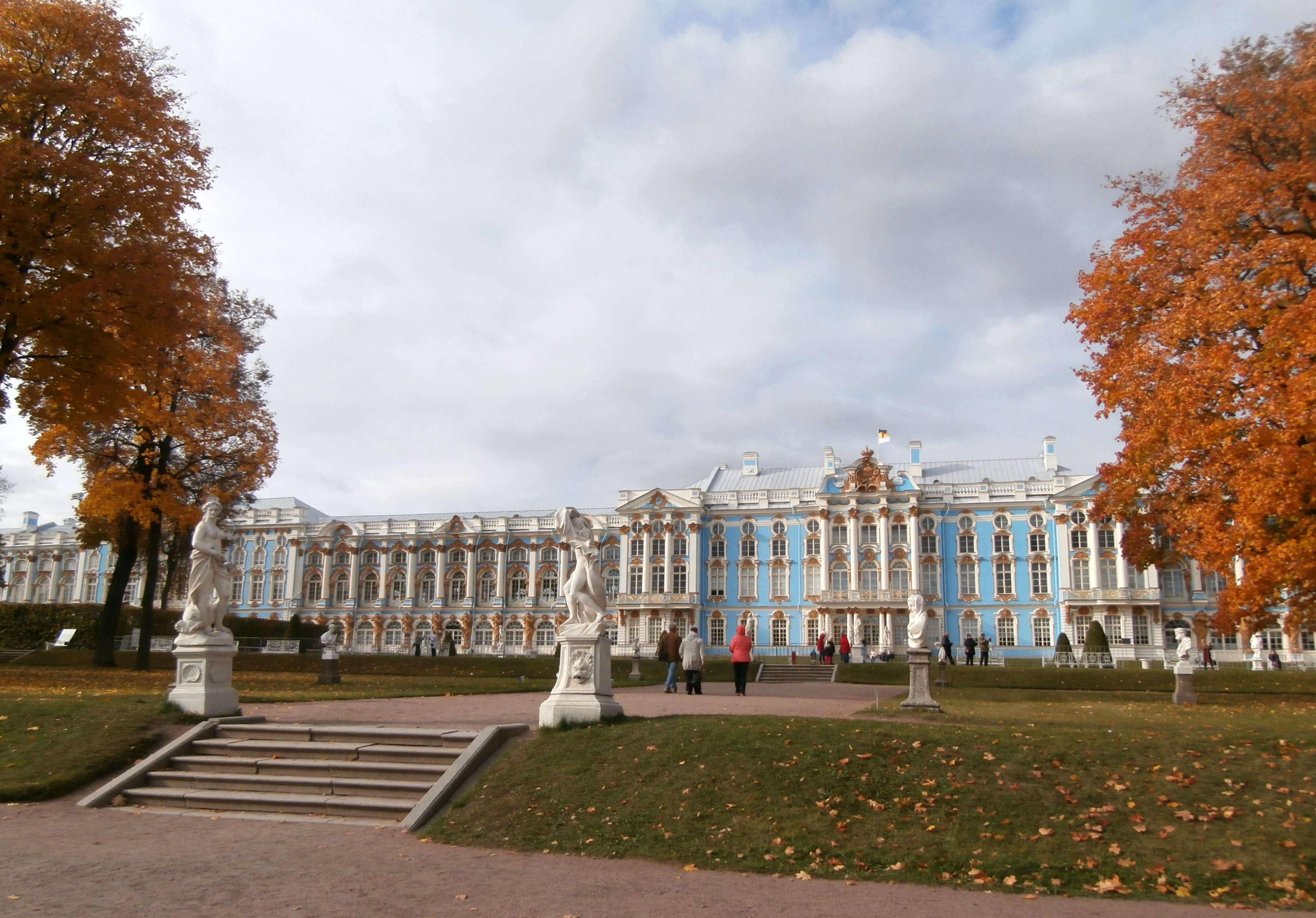 Возле дворца. Екатерининский парк режи. Перед дворцом. Скульптура перед Екатерининским дворцом. Памятник Екатерининский дворец.