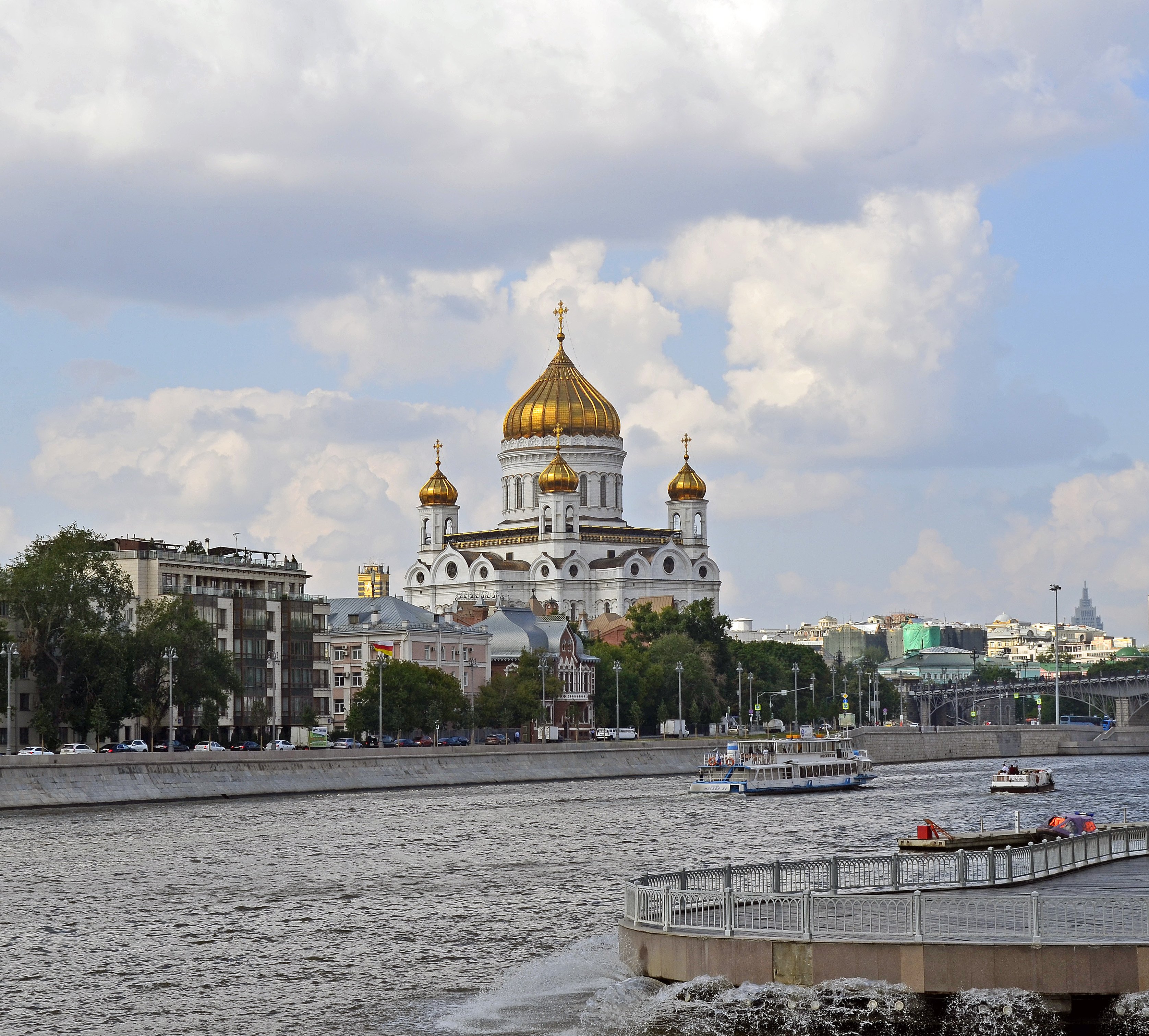 Храм Христа Спасителя метро